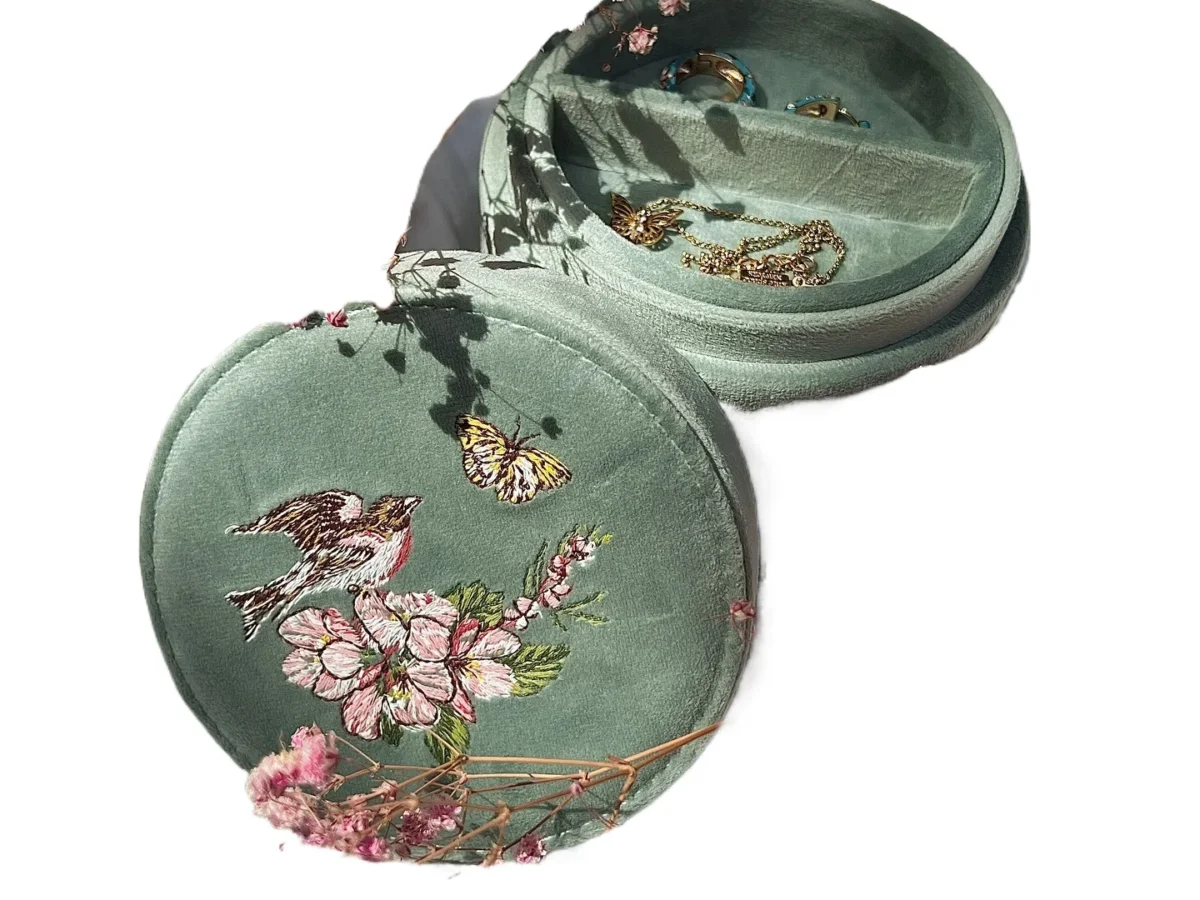 vintage-charm-embroidered-fabric-jewellery-packaging-box-rou-2