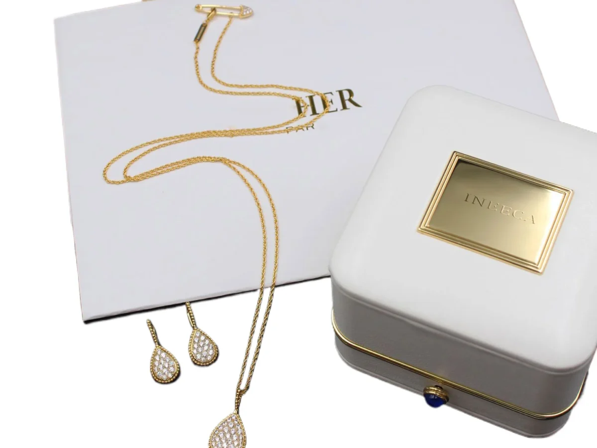 white-pu-leather-jewelry-box-with-bag-for-necklace-gold-embo-4